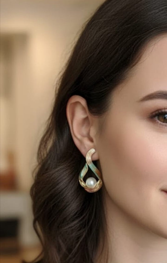 Twisted Pearl Aura Earing