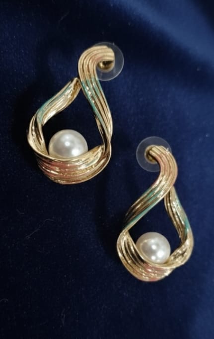Twisted Pearl Aura Earing