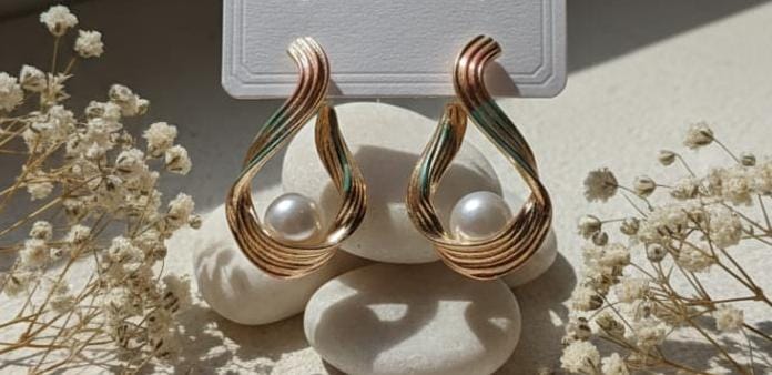Twisted Pearl Aura Earing